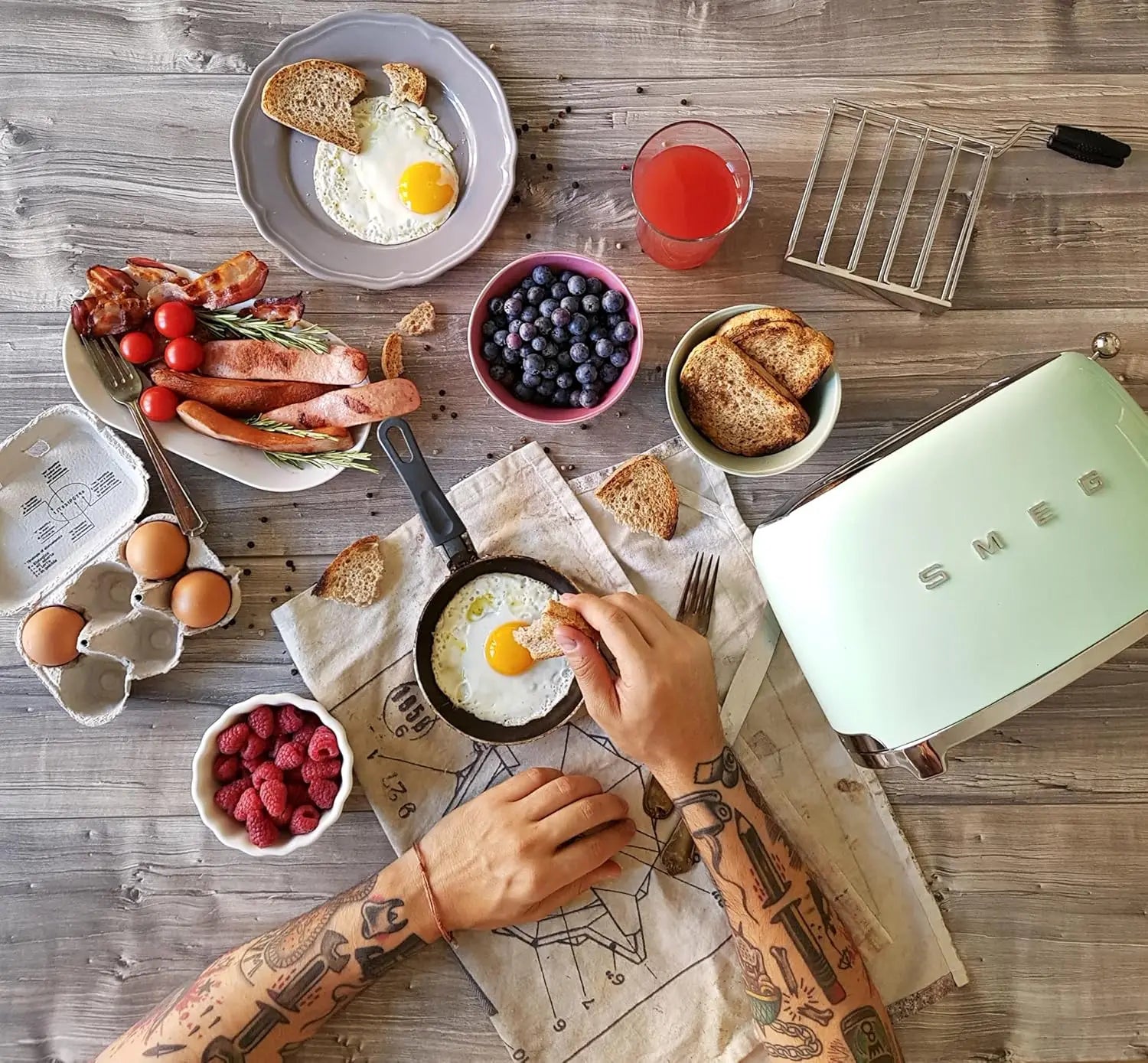 SMEG 2 Slice Toaster with 6 Presets and Defrost Function
